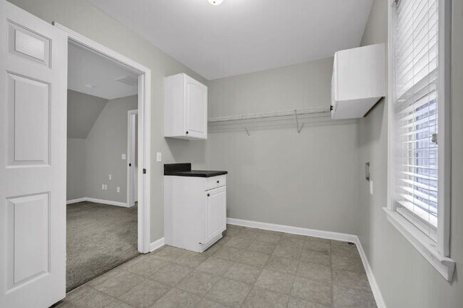 Building Photo - Charming 3BR/3BA Home with Lawn Care Included - Prime Simpsonville Location!