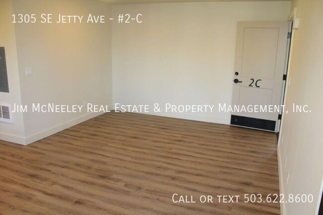 Building Photo - Upper level 2 bed/ 1 bath w/ 1 Assigned Pa...