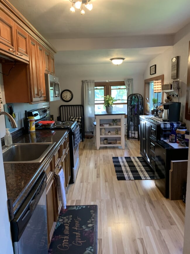 Building Photo - Quaint 2 bedroom, plus den, 1 bath on Okauchee Lake Appliances included: Microwave, Stove, Refrig...