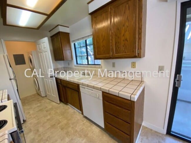 Building Photo - Upper level 2 bedroom & 1 bathroom condomi...