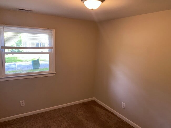 Building Photo - Quaint three bedroom, two bath all electri...