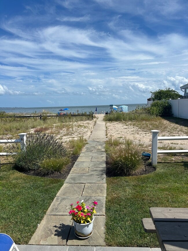 Building Photo - 19 Underway Dr