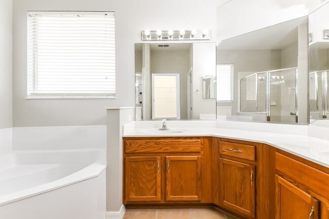 Building Photo - 323 Higher Combe Dr