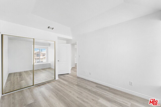 Building Photo - 37105 Zinnia St