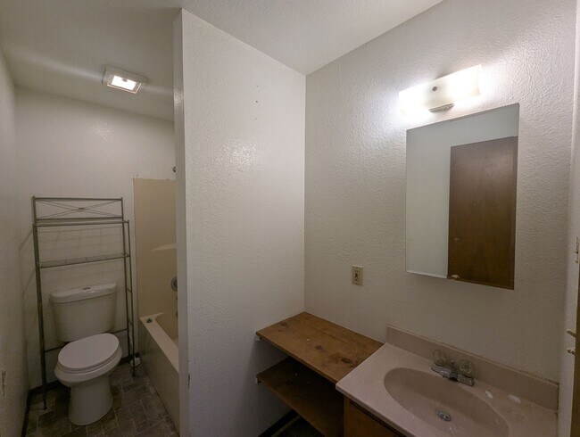 Building Photo - 2 Bed/1 Bath Apartment in Melbourne