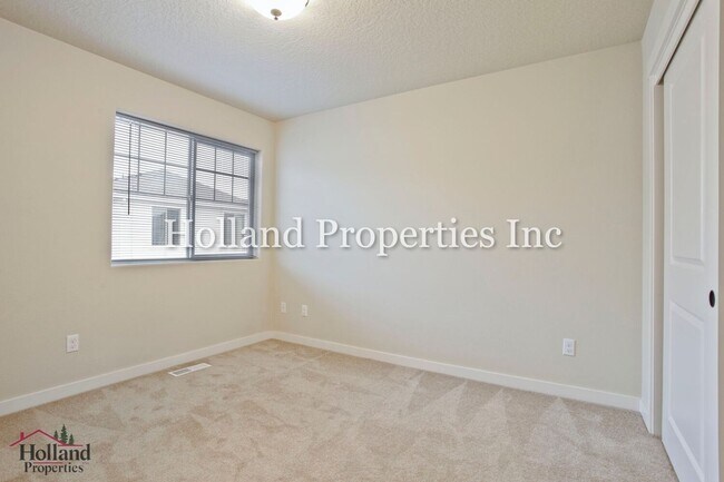 Building Photo - 28733 SW Finland Ave
