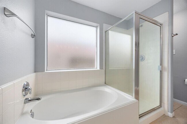 Building Photo - 6403 Applewood Forest Dr