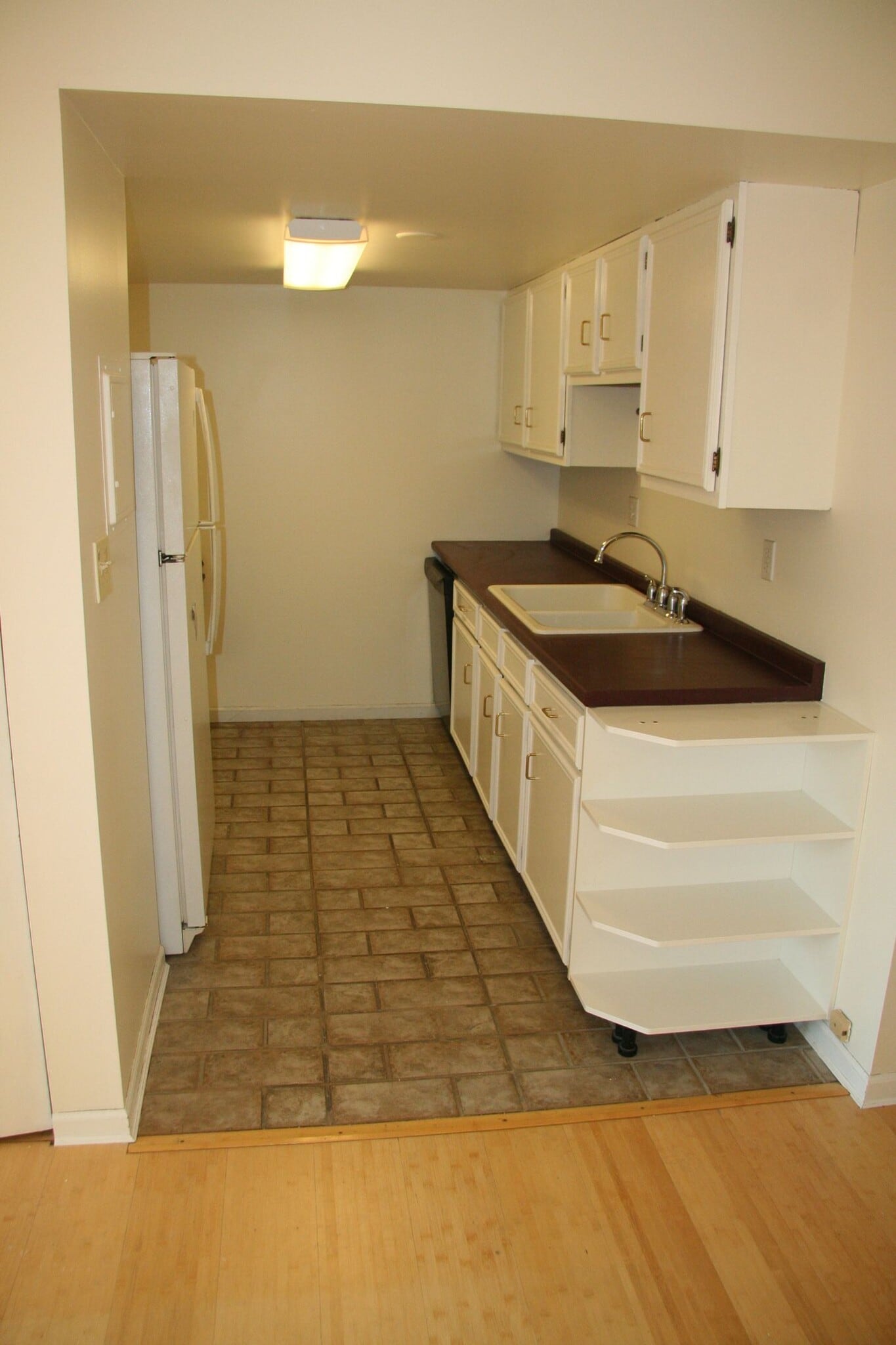 Kitchen - 11015 Lake Ave