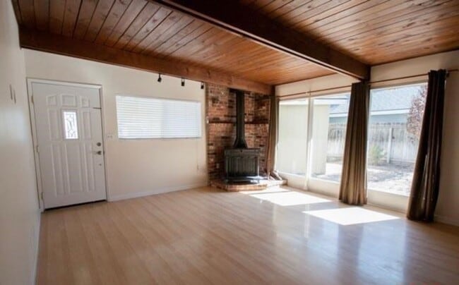 Building Photo - Beautiful 3 Bedroom 2 Bathroom Home Available 4/1/2026