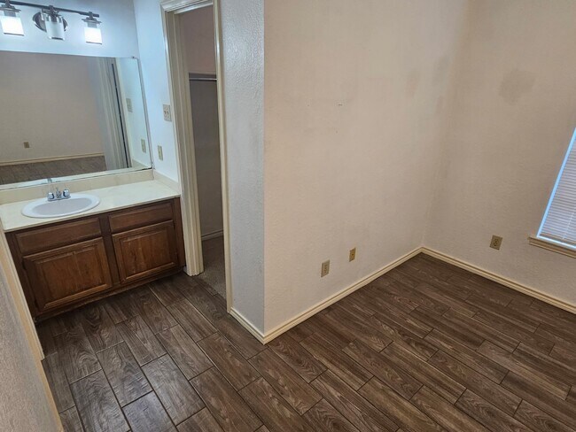 Building Photo - 3609 W Northgate Dr