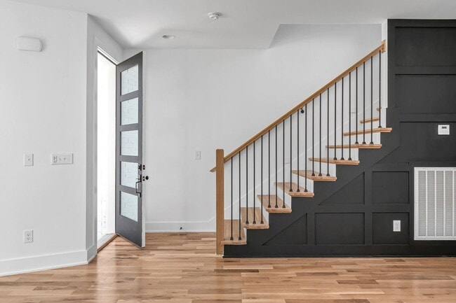 Building Photo - Stunning 4 Bedroom Home w/ Rooftop Deck Close to Downtown Nashville