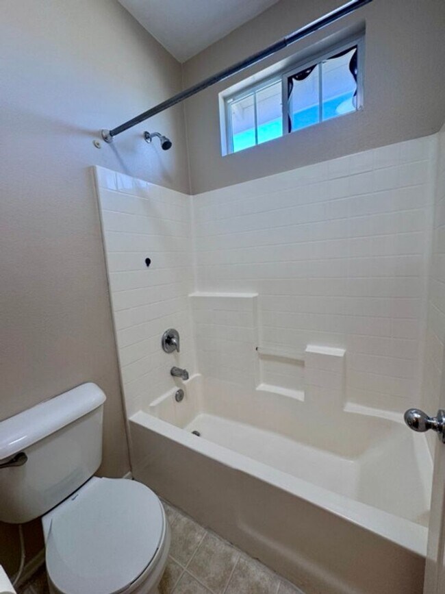 Building Photo - Beautiful 4 Bedroom + Office Home for Lease