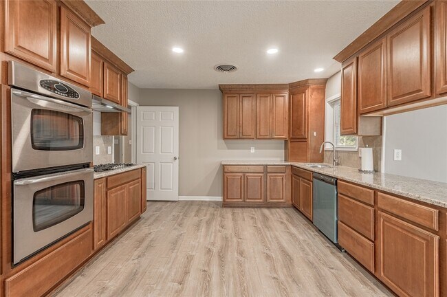 Building Photo - 2201 Badger Ln