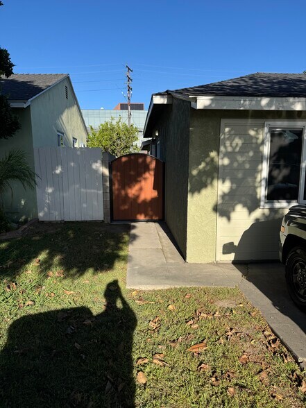 Building Photo - 10702 Chestnut St