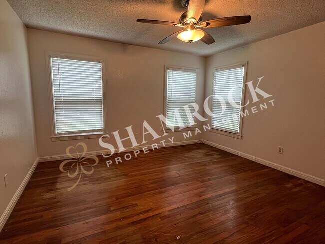 Building Photo - Central Waco Home