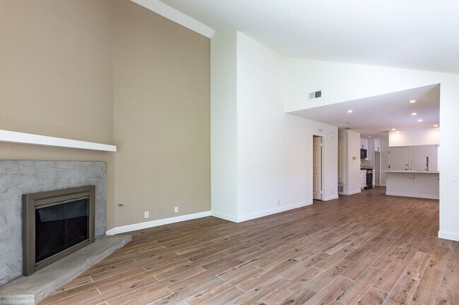 Building Photo - 2 bedroom home with wonderful location A MILE FROM THE BEACH