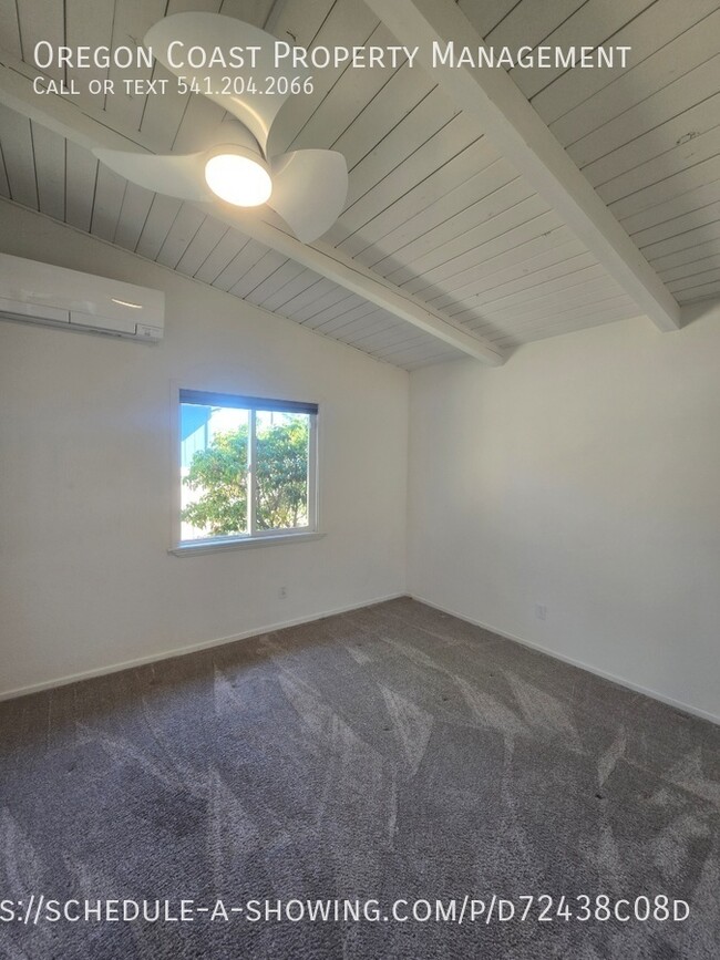Building Photo - 2826 NW Oar Ave