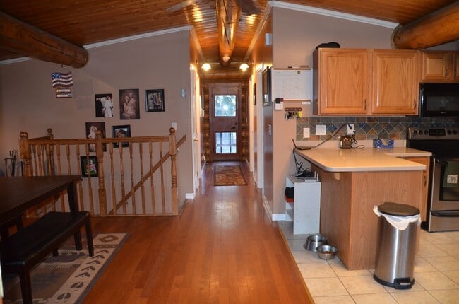 Building Photo - Beautiful 3 Bed 2 Bath Log Home with Large...