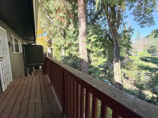 Building Photo - Charming 2 Bedroom Condo in SW Portland!