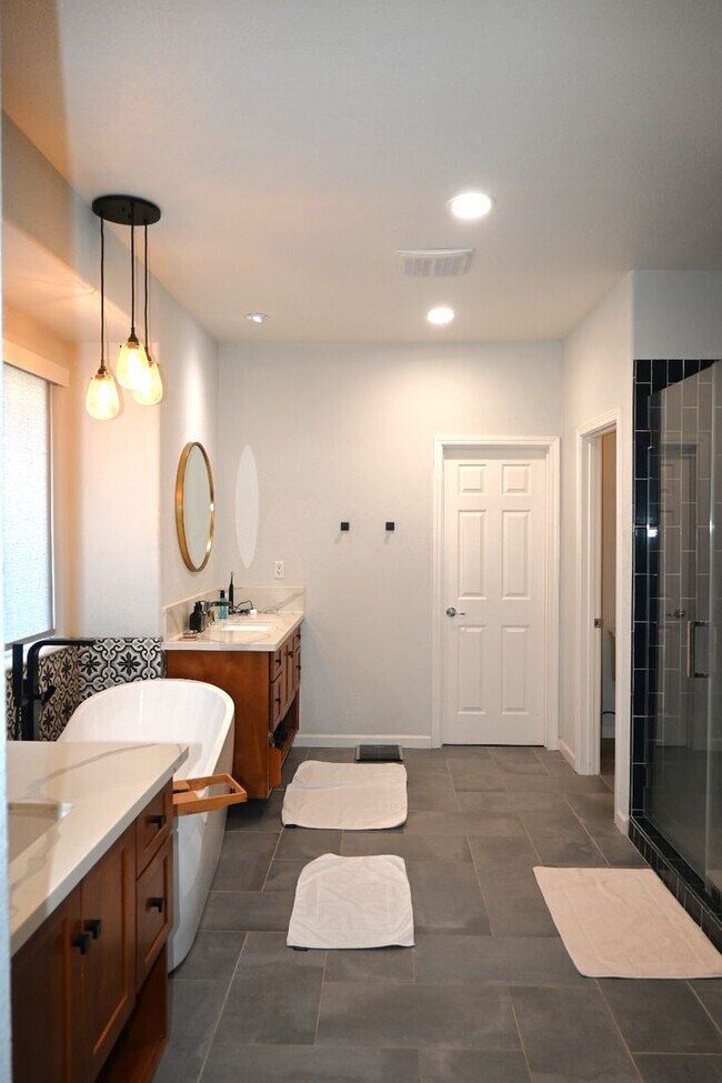 Building Photo - 5 Bedroom Home in Elk Grove! - Resident Benefit Package Property