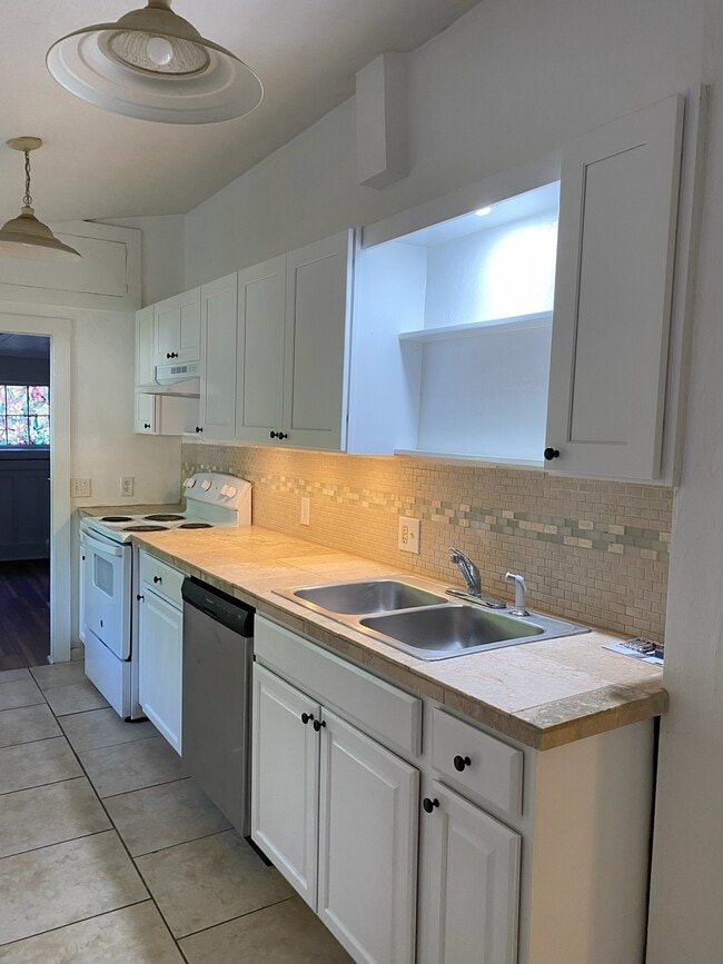 Building Photo - 311 SW 3rd Ave