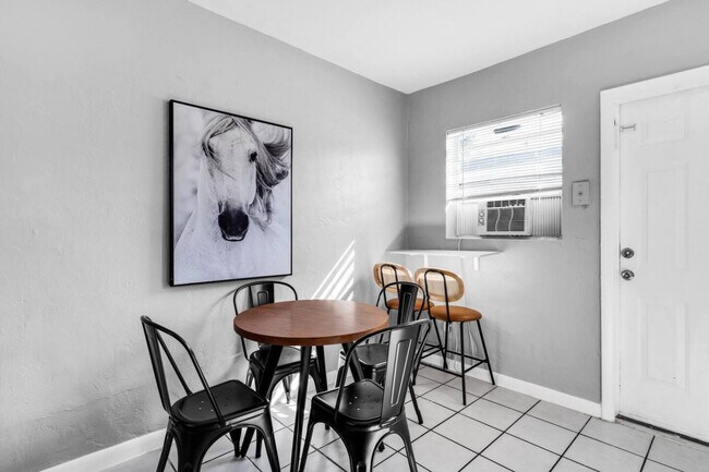 Building Photo - 117 SW 5th Ct