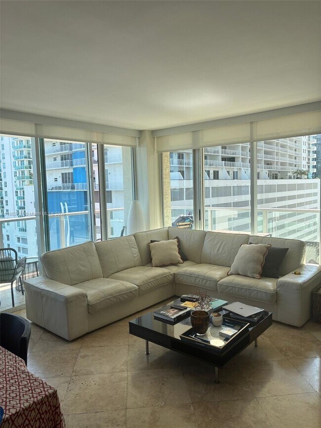 Building Photo - 1155 Brickell Bay Dr
