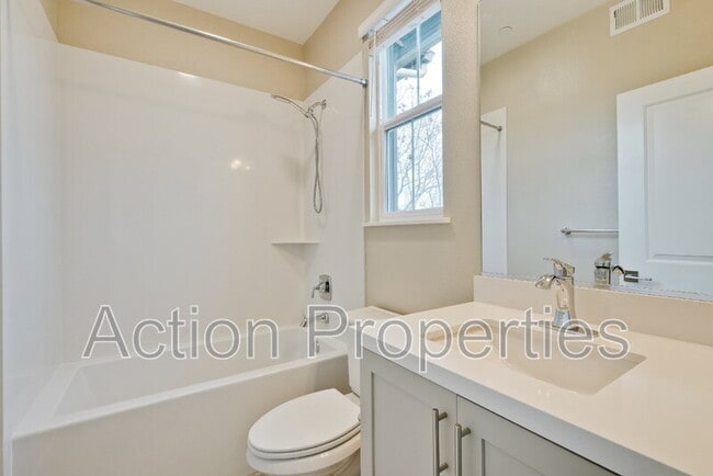 Building Photo - 549 Walker Dr