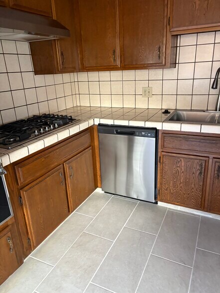 Building Photo - 1034 W 23rd St