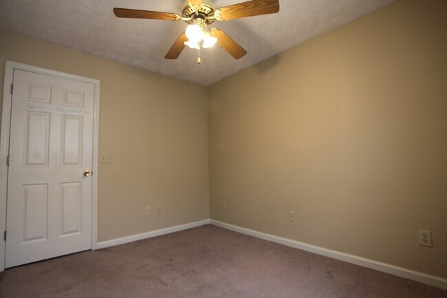 Building Photo - Duplex on Halal Court!