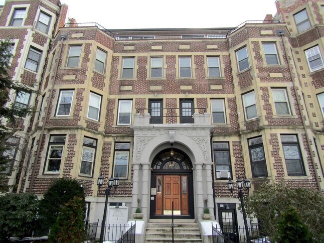 Building Photo - 390 Riverway