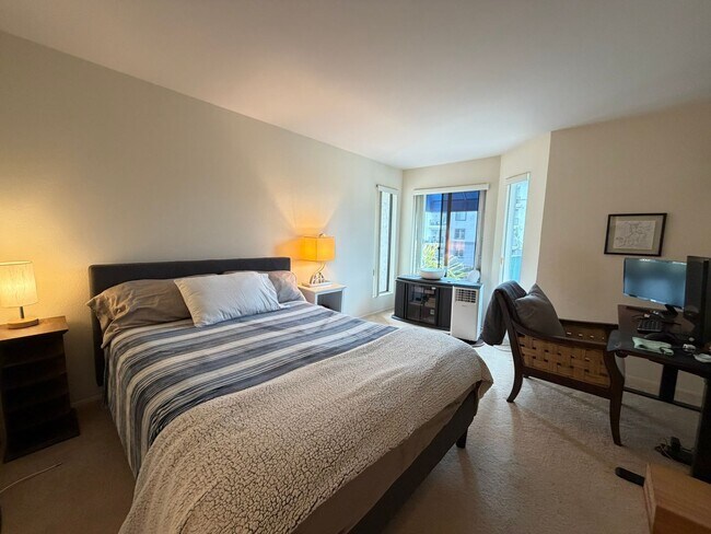 Building Photo - Light-Filled 1 Bed / 1 Bath Condo in UTC, San Diego – Skylights & Balcony