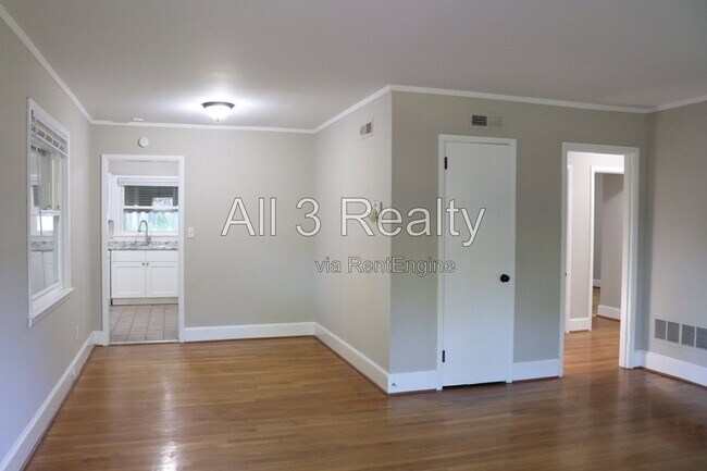 Building Photo - 929 Parkwood Dr