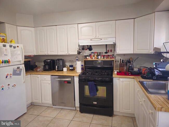 Building Photo - 12 Fairmount Dr