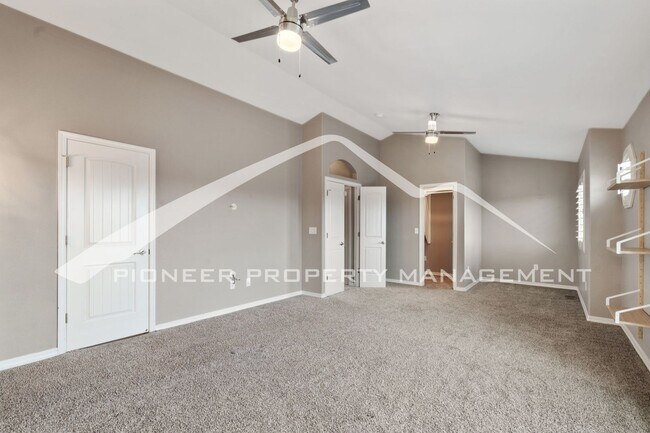 Building Photo - Stylish Townhouse 2bed / 2bath, 2 car garage and AC in Gated Community Near Powers Corridor