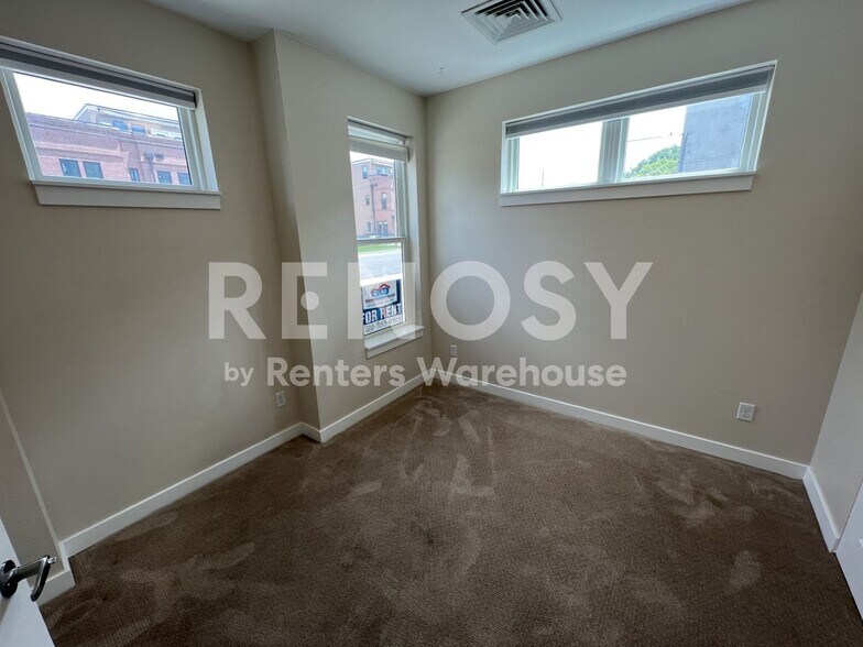 Building Photo - 770 24th St