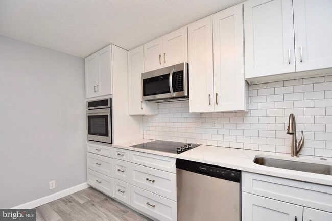 Building Photo - 307 Yoakum Pkwy