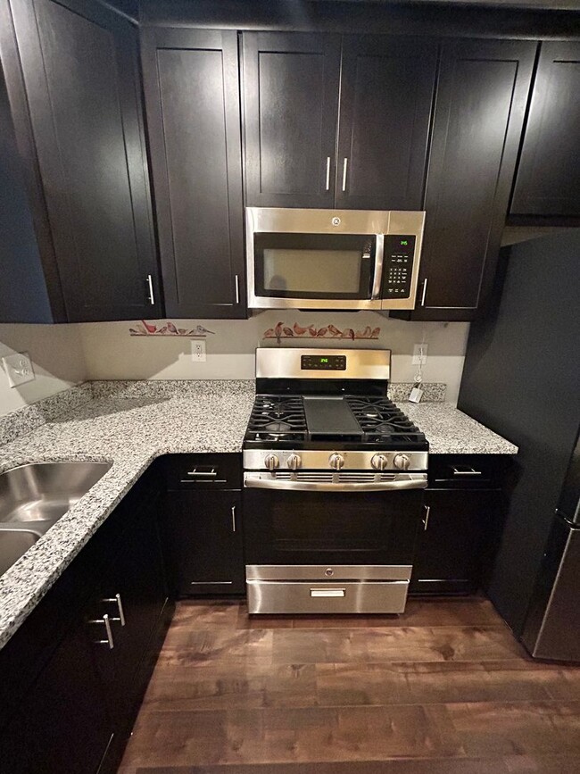 Building Photo - 3 Bedroom 3.5 Bath Spacious Townhome