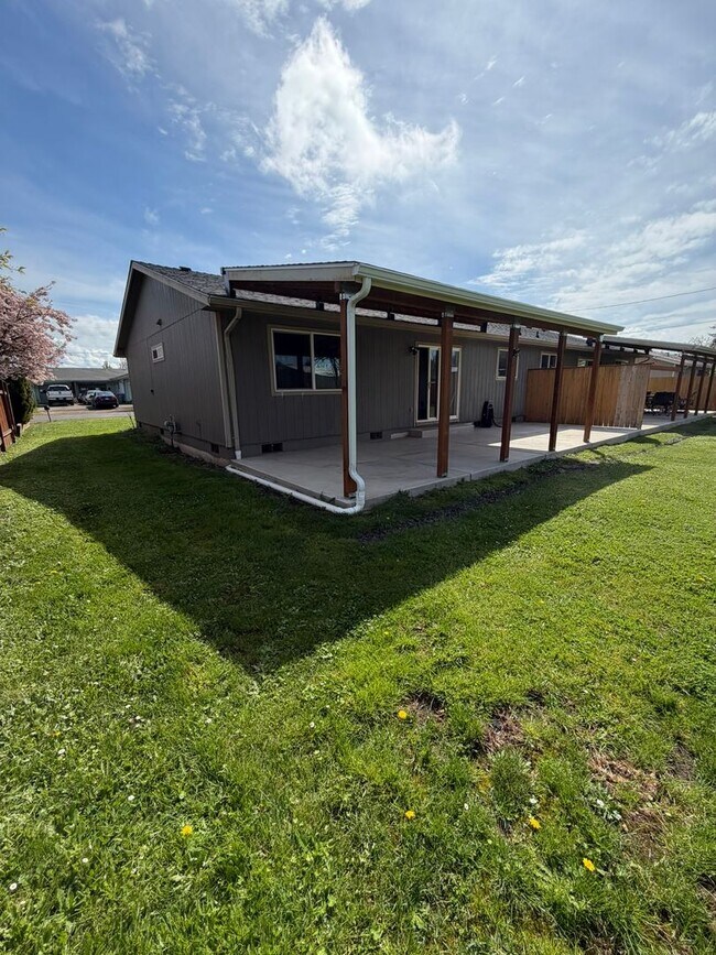 Building Photo - 370 11th St