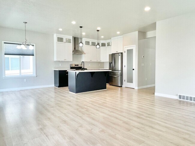 Building Photo - Modern Herriman Home at Big Bend Park!