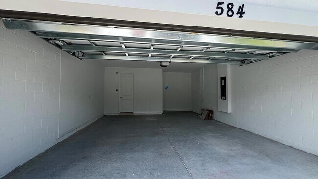 Building Photo - 584 Ranch Oak Cir