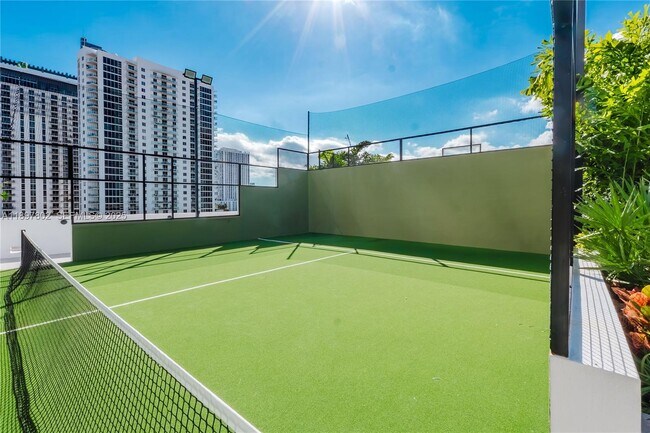 Building Photo - 700 NE 24th St