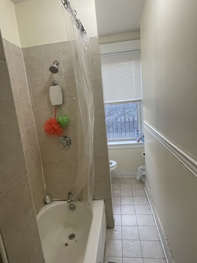 Building Photo - 2BR 1Bth unit. Heat/Hot Water included. Great location!