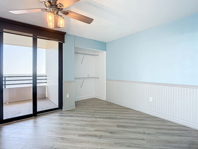 Building Photo - Stunning Penthouse Rental with Intracoasta...
