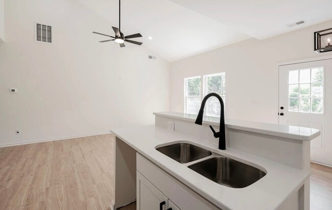 Building Photo - Newer 3 Bedroom, 2 Bath in North East Columbia- Available March 2026!