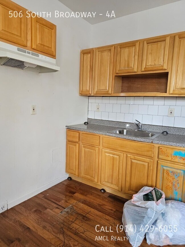 Building Photo - 506 S Broadway