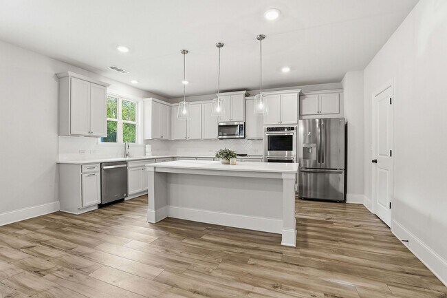 Building Photo - Newer 5BR Home in Peachtree City with Open Layout and Golf Cart Access