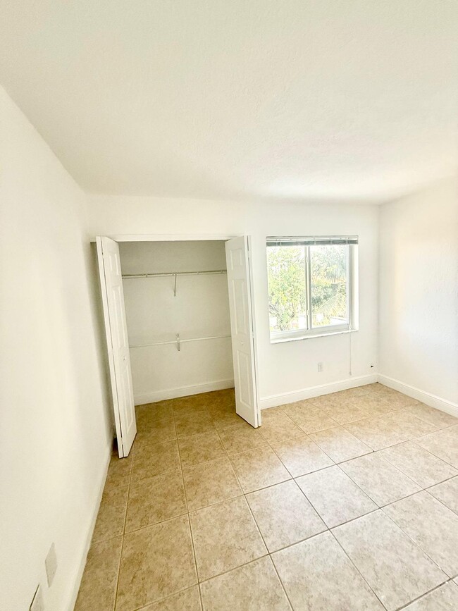 Building Photo - 984 W 40th St