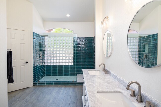 Building Photo - Beautiful updated 4 bedroom plus, 2 bath home in Chandler