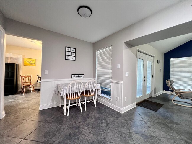 Building Photo - 7762 Pine Center Dr